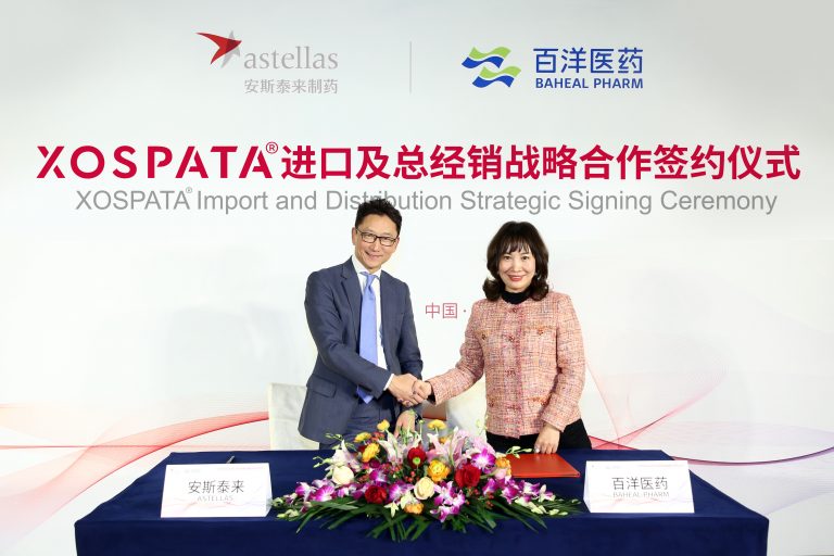 1640689285360596EvFg.jpeg 签约合影-768x512.jpeg